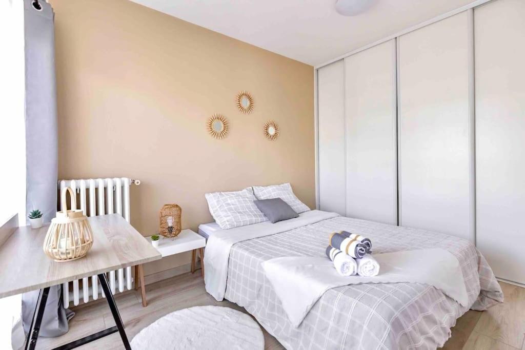 Appartement Avec Parking Et Terrasse Metro 7 Et Paris Villejuif Exterior foto